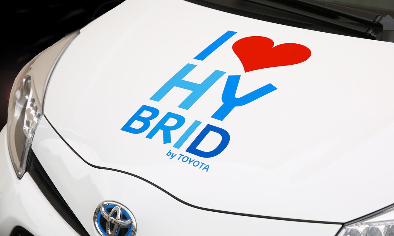 Warning Signs You Need a Hybrid Repair Mechanic